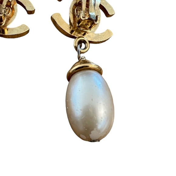 VINTAGE CHANEL 97P CC Crystal Turnlock with Pearl Dangling Earrings - Picture 7 of 7
